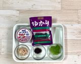 ポリ袋ふりふりおにぎり『ツナとゆかり』作り方3写真
