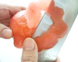 華やか飾り切り♪トマトの皮でバラの花作り方2写真