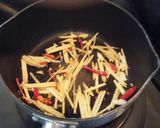 ピッリと辛い～大根の皮とレバーの香味炒め作り方3写真