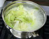 野菜を片付け！鶏団子とキャベツのスープ煮作り方3写真