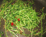 アジア風♪豆苗のピリ辛胡麻炒め♪作り方3写真