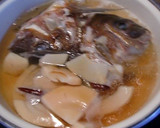 料理のための清酒を使って、タイのあら炊き作り方3写真