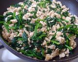 鶏ひき肉とホウレン草のカレーペースト炒め作り方4写真