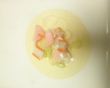 魚肉ソーセージの餃子の皮包み焼き！作り方4写真