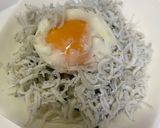 盛ってのっけて「ネギ玉半熟しらす丼」作り方3写真
