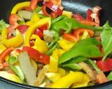台湾菜食料理～三色ピーマと菜食ハムの炒め作り方3写真