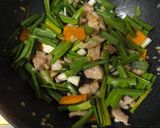 葉にんにくと鶏モモ肉のオイマヨ炒め★作り方3写真