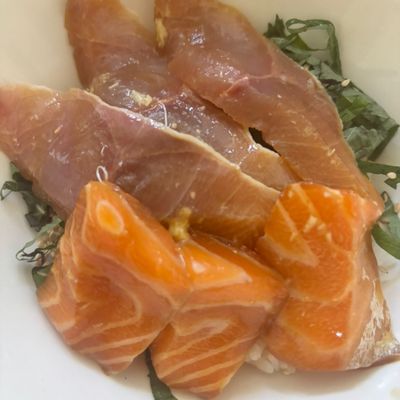 ネタ(サーモン)はまち サーモンとハマチの丼もの😋 by ねね 【クックパッド】 簡単おいしい