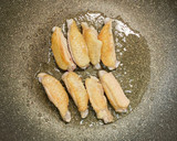 手羽中と焼き大根の生姜煮作り方3写真