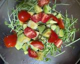 冷凍アボカドと、豆苗と、ミニトマトサラダ作り方3写真
