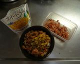 スパイスが決め手☆鮭コーンおにぎり作り方1写真