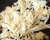 ⁂妻も絶賛⁂牛肉と豆苗えのき炒め！作り方4写真