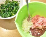 レバーとほうれん草が入った、『鉄骨餃子』作り方1写真