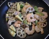 海老、アボカド、蓮根のアンチョビソテー作り方6写真