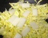 チーズと餅とキャベツの半熟卵とじ作り方2写真