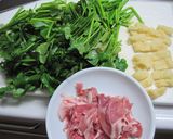 せりと豚肉の炒め物作り方1写真