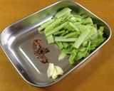 ブロッコリーの茎炒め　アンチョビ風味作り方1写真
