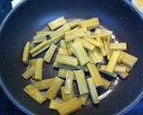 食物繊維いっぱい☆ふきと油揚げの炒め煮！作り方3写真