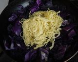 麺は緑色☆紫キャベツの不思議な焼きそば♪作り方2写真