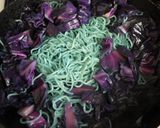 麺は緑色☆紫キャベツの不思議な焼きそば♪作り方3写真