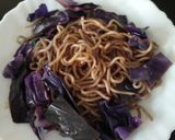 麺は緑色☆紫キャベツの不思議な焼きそば♪作り方4写真