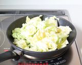 旨味ある【春キャベツの塩昆布ソテー】炒め作り方2写真
