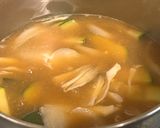 ズッキーニ・新玉葱・舞茸・トマト入味噌汁作り方1写真