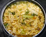 おひとり鍋！旨辛ニラ鍋　煮込みラーメン作り方5写真