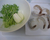 プリッとシャキッと♬海老と豆苗の黒酢炒め作り方1写真