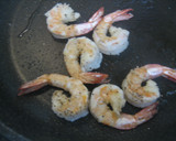 プリッとシャキッと♬海老と豆苗の黒酢炒め作り方4写真