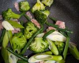 緑野菜とオリーブのガーリック炒め作り方3写真