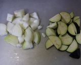 ゴマ油でおいしい玉ねぎとなすのお味噌汁作り方1写真