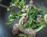 セロリと豚肉の塩麹炒め作り方3写真