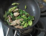 セロリと豚肉の塩麹炒め作り方4写真