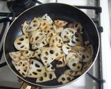 簡単！れんこんのバターしょうゆ炒め作り方3写真