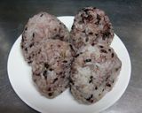 梅しそおかか入れて☆黒米ごはんのおにぎり作り方4写真