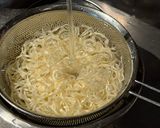 細麺だから具材と絡む！豚肉とニラのひやむぎ炒め作り方6写真