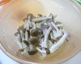 副菜に。しめじとツナのめんつゆ梅和え作り方1写真