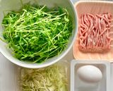 豚ひき肉と豆苗と卵の中華炒め作り方1写真