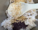 雑穀米でおにぎり(ゆかり&ごま入り)作り方3写真