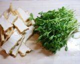 厚揚げと豆苗の胡麻ドレッシング炒め作り方1写真