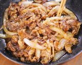 牛肉と玉葱のオイスターバターレモン炒め🍚作り方4写真