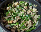 親子おかず♡鶏もも肉とニラのふわふわ卵炒め作り方8写真