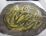 イカスミ生地で黒いピザ☆しめじとトマト作り方5写真