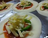 餃子の皮でクリスピーピザ♪作り方1写真