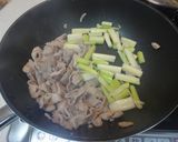 豚肉とセロリのゆず胡椒炒め☆作り方3写真