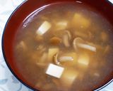 わが家の定番☆なめこと豆腐の味噌汁作り方6写真