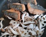 簡単秋の夕飯主菜鮭と蓮根と茸味噌バター炒め魚料理作り方9写真