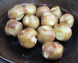 鶏もも肉と新じゃがいもの味噌煮っころがし作り方2写真