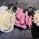 旨味凝縮！舞茸とベーコンの濃厚トマトソースパスタ作り方1写真